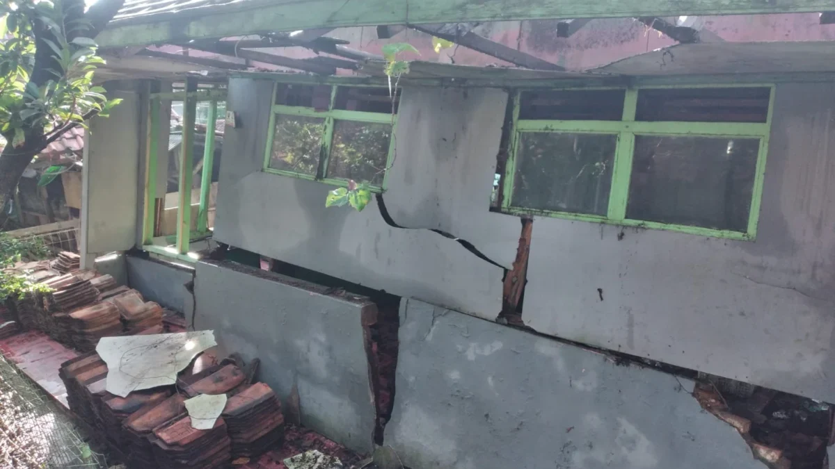 RETAK: Beberapa bagian rumah warga yang rusak dan hampir roboh akibat adanya abrasi Sungai Cipelang di Dusun S