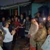PENGUNGSIAN: Pj Bupati Sumedang, Herman Suryatman, saat mengecek kondisi warga di Kecamatan Jatinangor dan Ci