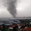 MENGERIKAN: Detik-detik angin tornado saat meluluhlantakkan sejumlah bangunan pabrik di Rancaekekter, Rabu (21