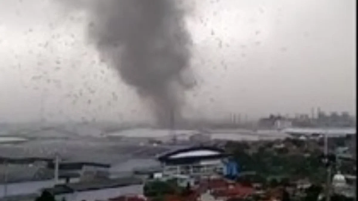 MENGERIKAN: Detik-detik angin tornado saat meluluhlantakkan sejumlah bangunan pabrik di Rancaekekter, Rabu (21