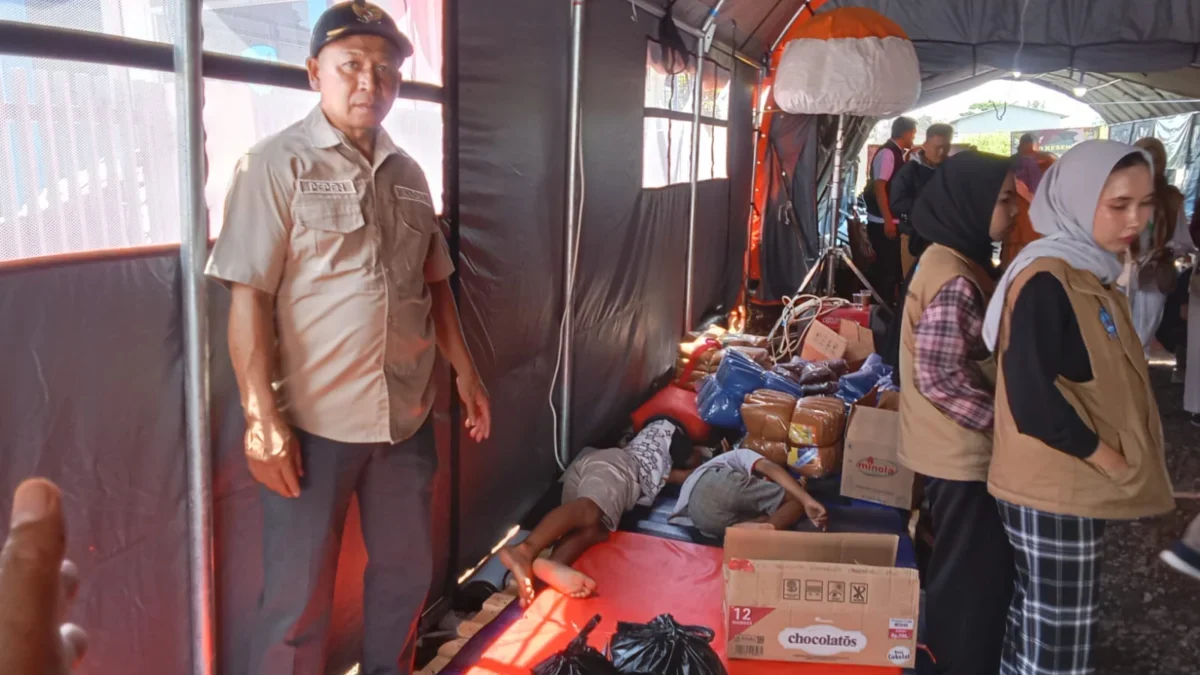 KUNJUNGI: Kepala Desa Mangunarga, Pepen saat memantau tenda pengungsian warga korban angin puting beliung, bar