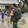 ANTUSIAS: Anggota TNI saat memberikan trauma healing kepada anak-anak korban bencana angin puting beliung, bar