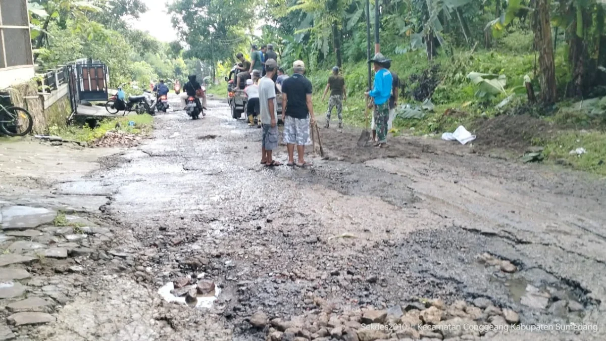 PERBAIKI: Sejumlah warga saat memperbaiki jalan kabupaten, ruas Conggeang Ujungjaya di Blok Cimijan Desa Cacab