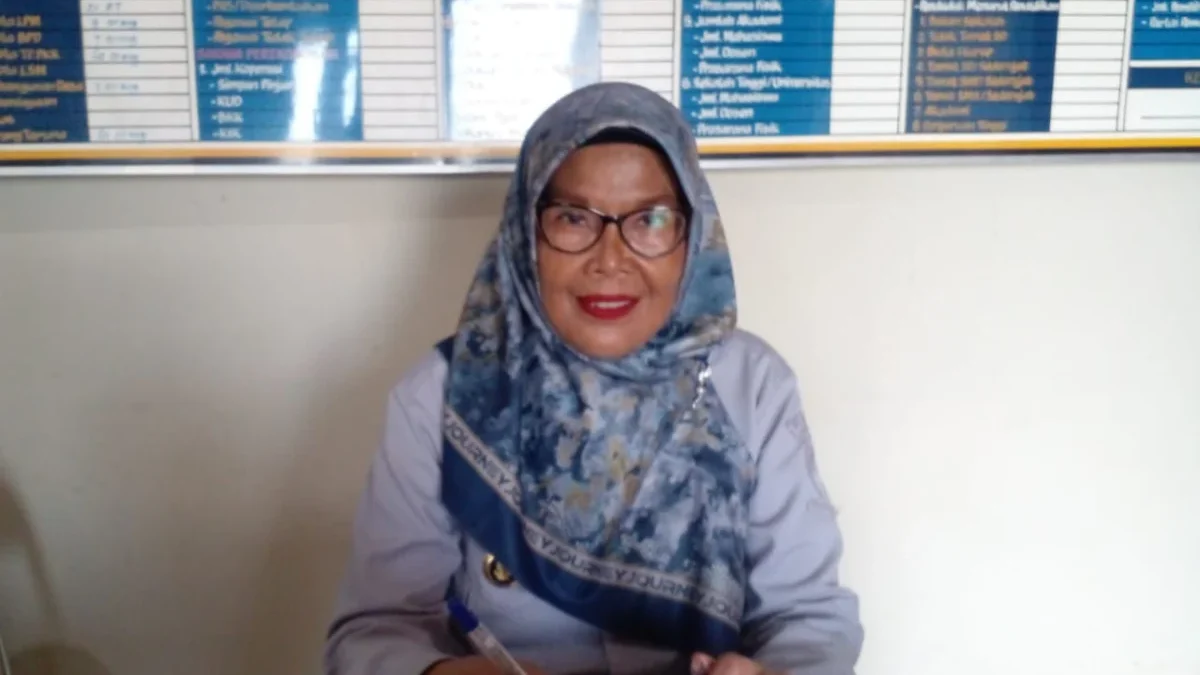 IMBAU: Kepala Desa Sukagalih, Onih Noer Rosidah saat memberikan keterangan terkait data KPM dari Bapanas yang