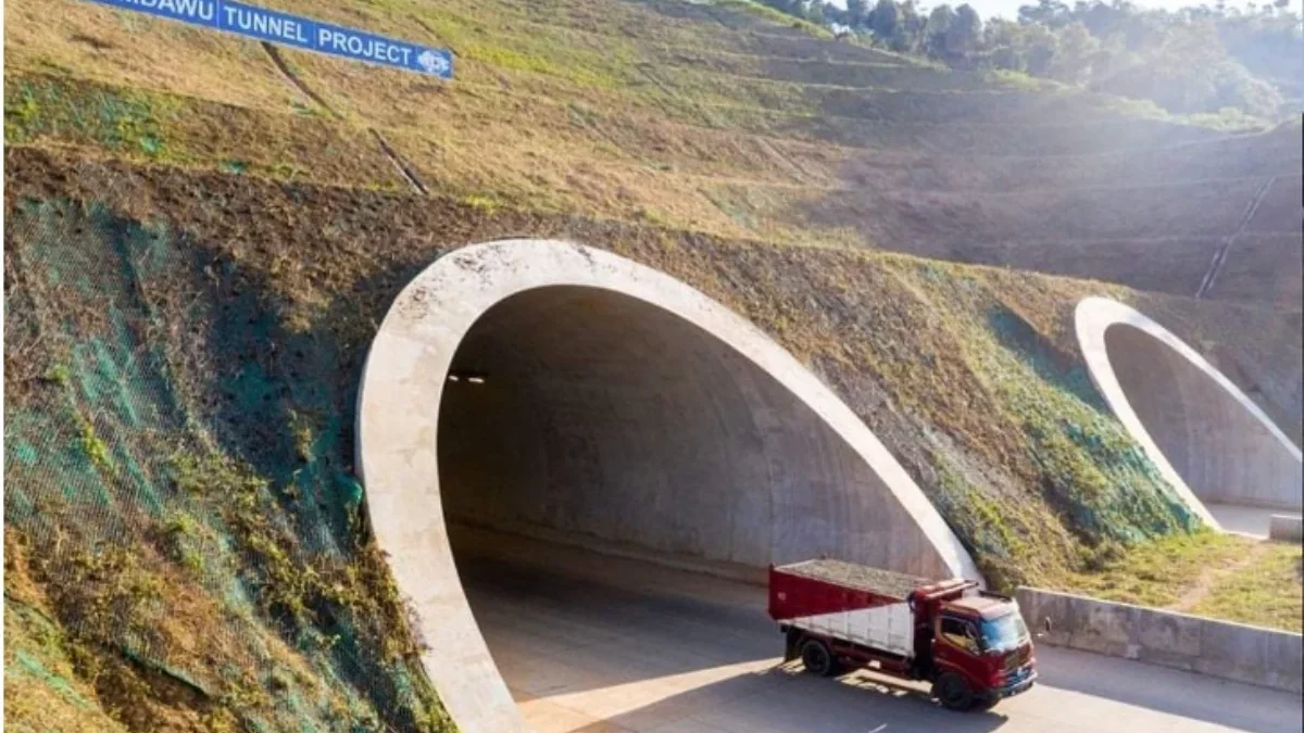 MELAJU: Sebuah truk pengangkut pasir keluar dari tunnel Tol Cisumdawu, baru-baru ini. foto istimewa