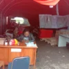 MENGUNGSI: Petugas BPBD saat berjaga di tenda darurat, untuk memantau korban yang belum bisa kembali ke rumah