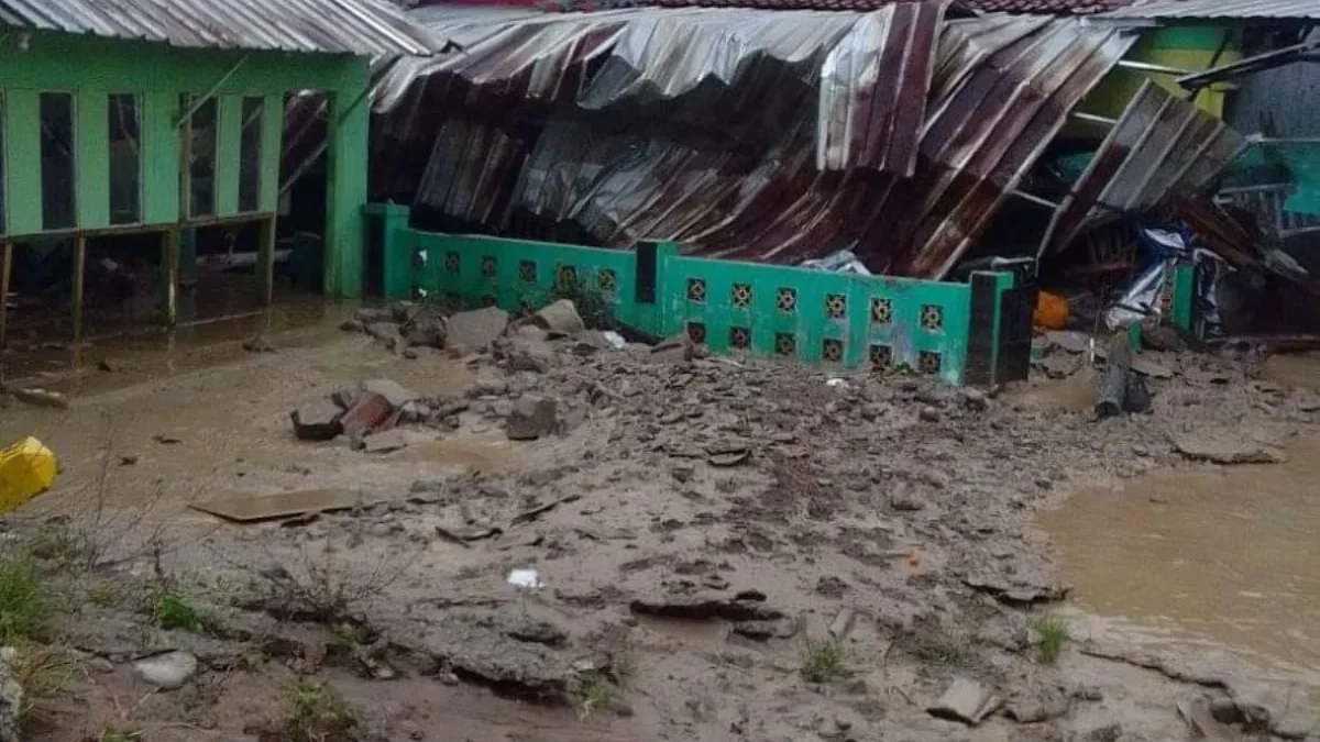 SISA: Sisa-sisa banjir di Dusun Leuwi Awi Desa/Kecamatan Ujungjaya menimbulkan kecemasan masyarakat saat hujan