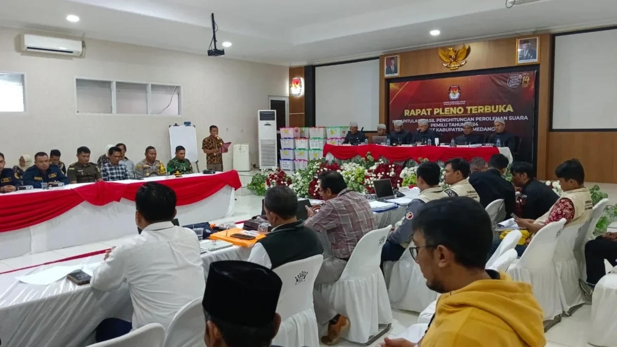 KHUSU: Suasana saat KPU Kabupaten Sumedang menggelar Rapat Pleno Terbuka Rekapitulasi Hasil Penghitungan Perol