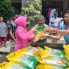 RAMAI: Warga saat mengantre untuk mendapatkan beras murah dalam kegiatan bazar beras murah di Lingkungan Mako