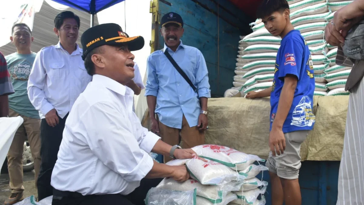 ATASI: Pj Bupati Sumedang, Herman Suryatman saat memantau harga beras di salah satu toko, baru-baru ini.
