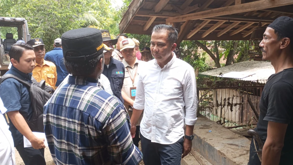 Pj Gubernur Jawa Barat Sambangi Korban Banjir di Sumedang