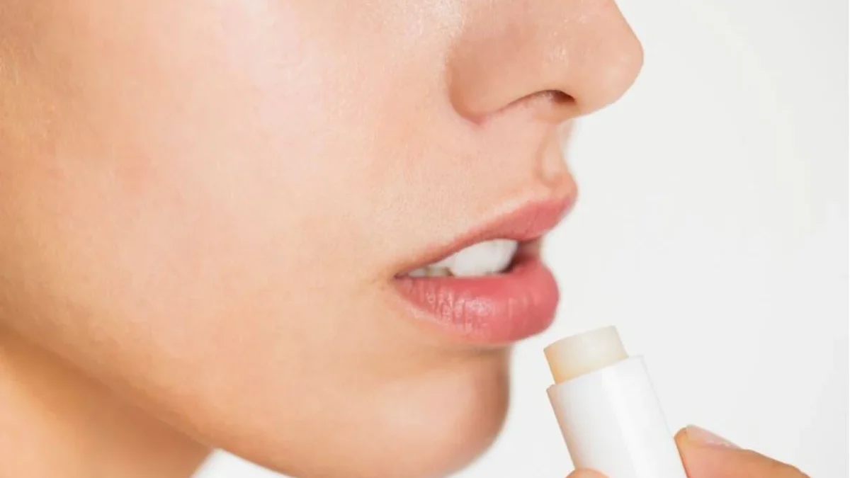 Serum Bibir VS Pelembab Bibir, Mana yang Lebih Efektif?