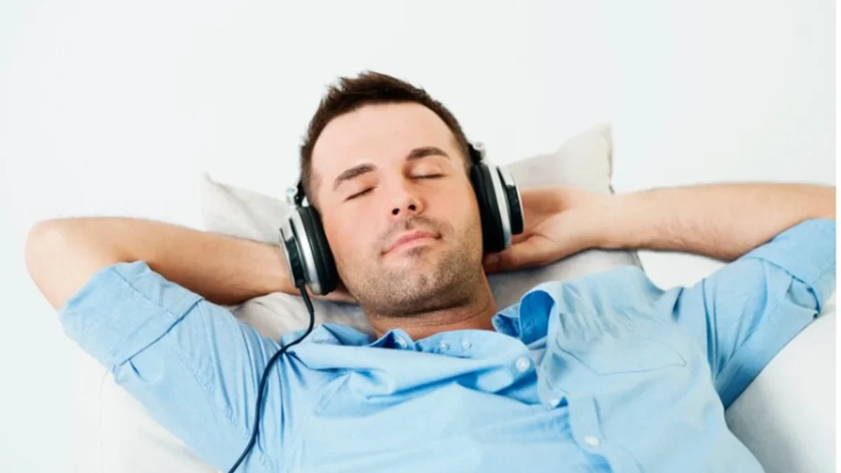 Mengatasi Sulit Tidur dengan Mendengarkan Musik