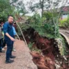 Bey Machmudin Tinjau Bencana Pergerakan Tanah di Bandung Barat