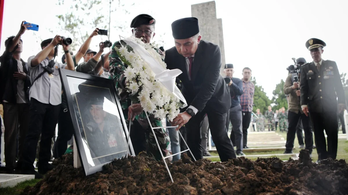 Bey Macmudin menjadi Irup Pada Upacara Pemakaman Solihin GP