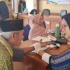 TERTIB: Salah satu lansia saat ditangani oleh petugas medis untuk mengecek kesehatan di Aula Kecamatan Cisarua
