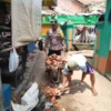 KOMPAK: TNI, Polri dan masyarakat saat bejibaku memperbaiki rumah terdampak puting beliung di Desa Sukadana, K