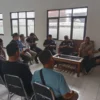SAMBUT: BUMDES Kecamatan Cimanggung saat bertemu perusahaan internet di aula kecamatan, baru-baru ini.