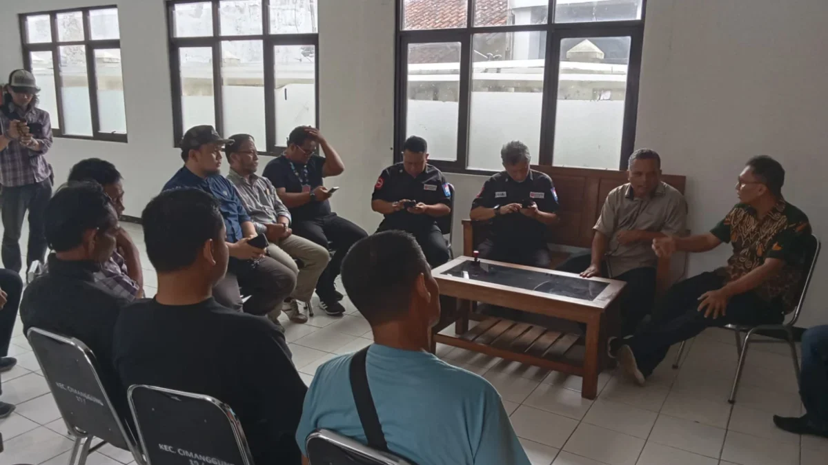 SAMBUT: BUMDES Kecamatan Cimanggung saat bertemu perusahaan internet di aula kecamatan, baru-baru ini.