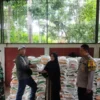 IKUT SERTA: TNI-POLRI dan instansi terkait saat mengawal distribusi bantuan Pangan Cadangan Beras Pemerintah m