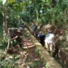 BEJIBAKU: Babinsa Desa Cibubuan, Serka Asep Sutiana, Kepala Dusun Cibapa BP Agus, Ketua RW, BP Wawan, para RT