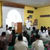 SUMRINGAH: Pj Bupati Sumedang, Herman Suryatman saat memberikan santunan kepada warga di kecamatan Sukasari, b