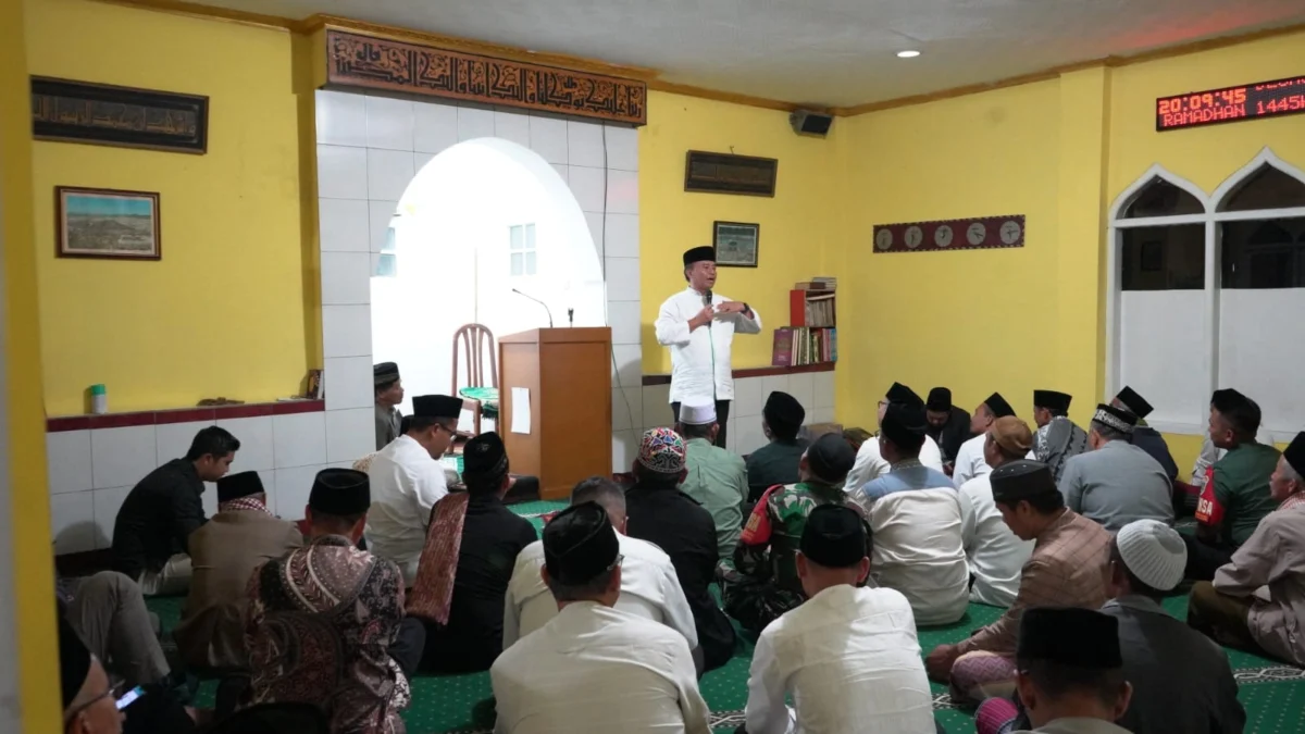 SUMRINGAH: Pj Bupati Sumedang, Herman Suryatman saat memberikan santunan kepada warga di kecamatan Sukasari, b