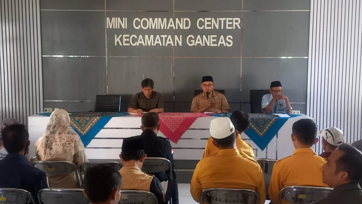 BERIKAN KETERANGAN: Ketua Badan Amil Zakat Nasional (Baznas) Kabupaten Sumedang, H Ayi Subhan Hafas kepada sej
