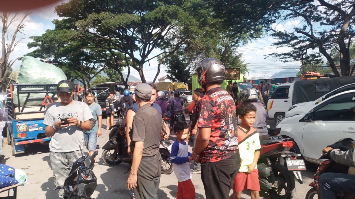 BERKERUMUN: Sejumah warga saat berkerumun di area kejadian kecelakaan di Dusun Ciburaleng Desa Sindangpakuon,