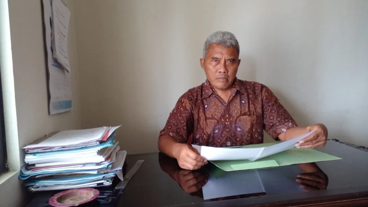 OPTIMIS: Sekretaris Desa Padasuka, Ruhiyat saat memberikan penjelasan kepada Sumeks terkait realisasi anggaran