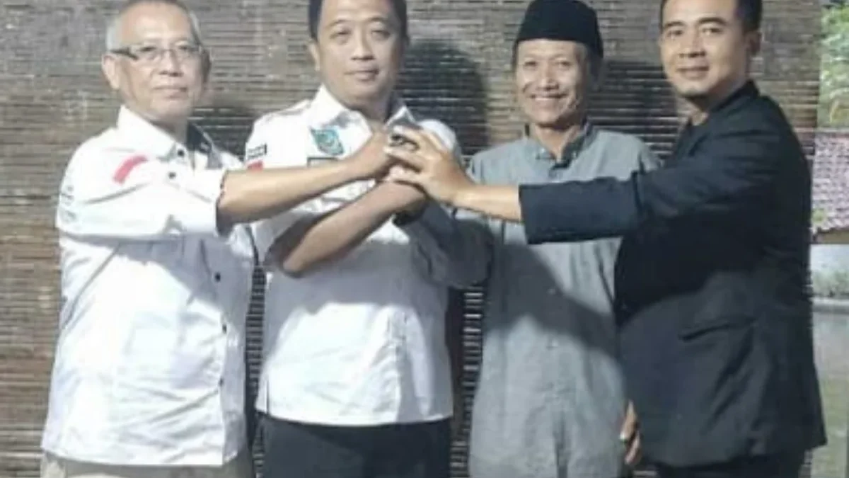 SEMANGAT: Ketua Apdesi Kabupaten Sumedang, Welly Sanjaya SP (kedua dari kiri), bersama Forum Desa Bersatu dala