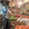 KIOS: Petugas UPTD Pasar Tanjungsari saat memantau kebutuhan pokok jelang puasa di Pasar Tanjungsari, baru-bar