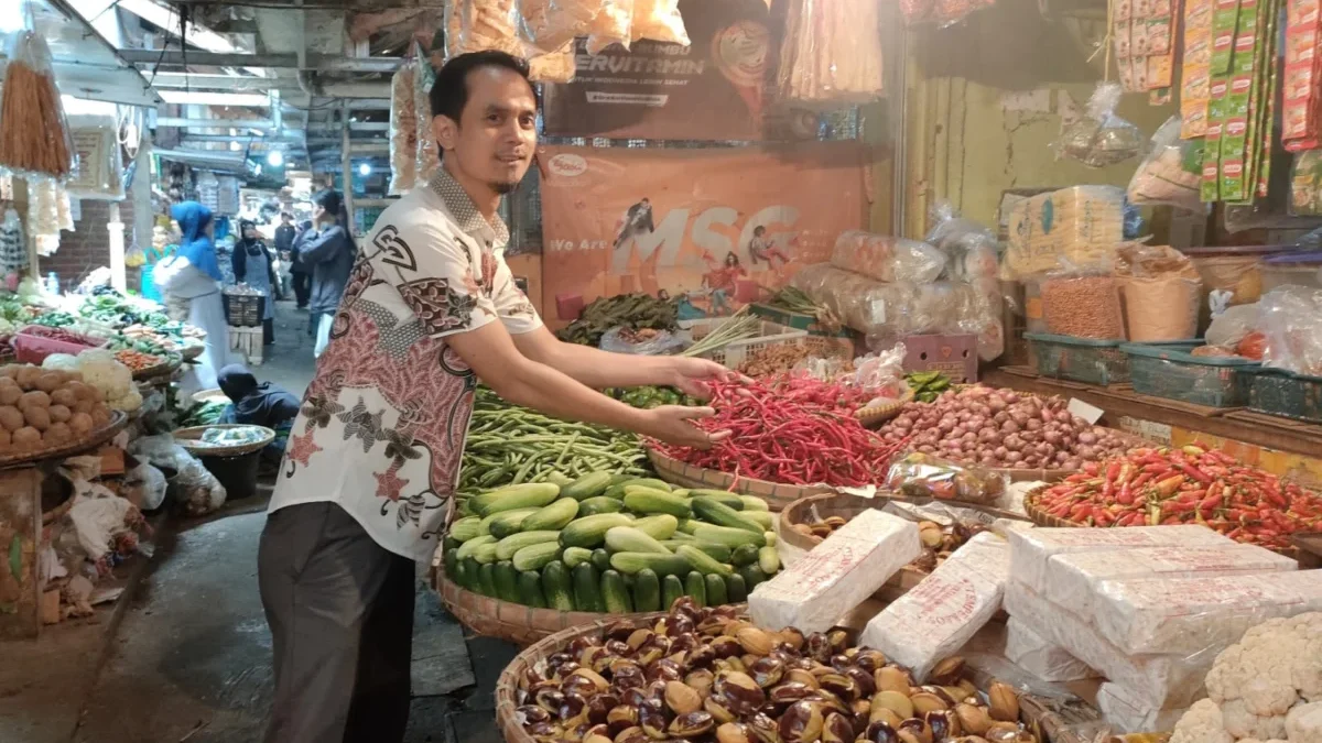 KIOS: Petugas UPTD Pasar Tanjungsari saat memantau kebutuhan pokok jelang puasa di Pasar Tanjungsari, baru-bar