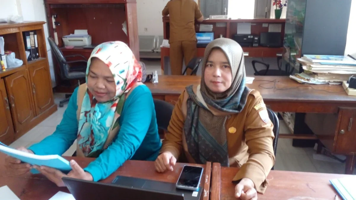 TANGGAPI: Sekretaris Desa Kebonjati Popong Hadijah (kanan) saat memberikan keterangan terkait data KPM penerim