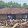 BERSIHKAN: Warga beserta pemerintah terkait saat membersihkan sisa-sisa banjir di Dusun Leuwi Awi beberapa wak