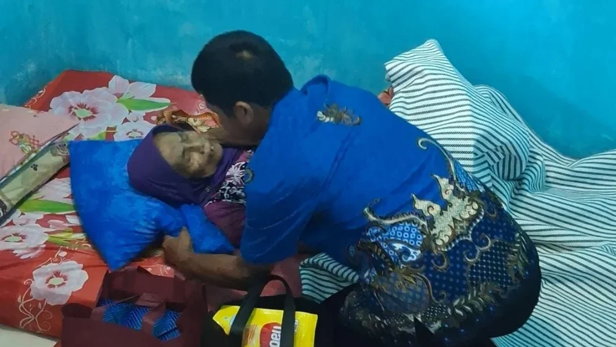 BANTU: Salah satu warga saat membantu Ene (101) membereskan rumahnya di warga Lingkungan Dano, Kelurahan Kotak