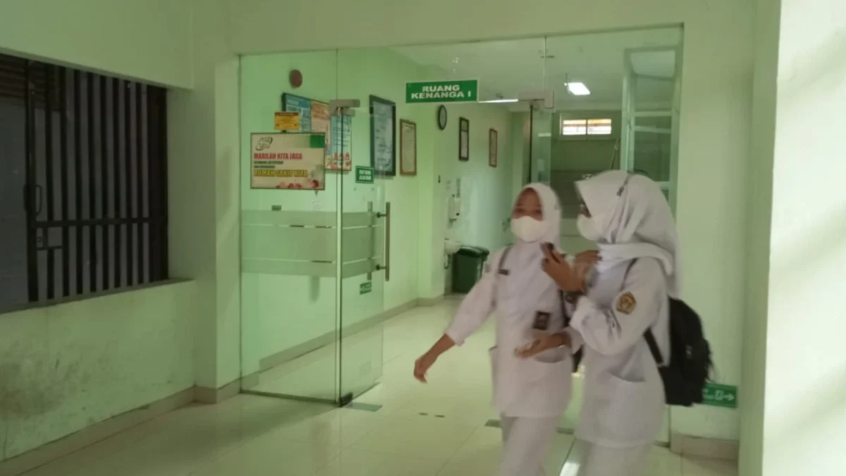 ISTIMEWA: Perawat melintas di ruang Kenanga I RSUD Sumedang, salah satu ruangan yang dipakai untuk merawat pa