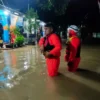 TERJUN LANGSUNG: Petugas BPBD Kabupaten Sumedang dibantu aparat setempat menangani banjir di Kecamatan Tomo, b