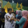 SUMRINGAH: Pj Bupati Sumedang Herman Suryatman saat pemberian Anugerah Vidya Caryena dan Gelar Pendidikan di G
