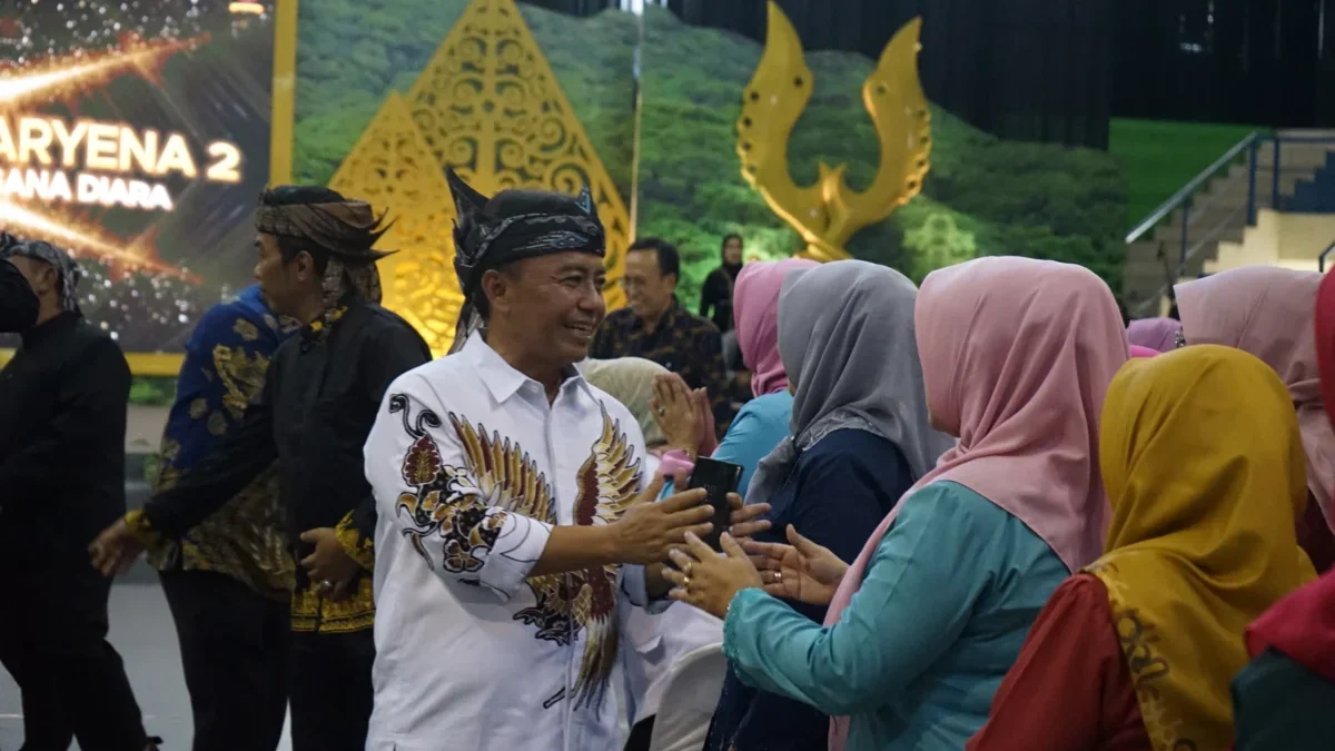 SUMRINGAH: Pj Bupati Sumedang Herman Suryatman saat pemberian Anugerah Vidya Caryena dan Gelar Pendidikan di G