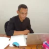 PANTAU: Sekretaris Desa Mekarjaya, Apit Supritna saat memberikan keterangan kepada Sumeks, terkait alokasi ang