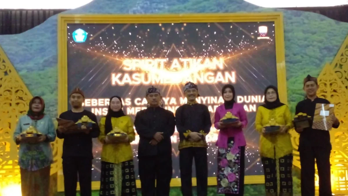 BANGGA: Kepala Dinas Pendidikan Kabupaten Sumedang, Dr Dian Sukmara MPd (ketiga dari kanan), bersama para tena