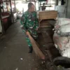 BEJIBAKU: Anggota Koramil 1011 Situraja Kodim 0610 Sumedang saat membersihkan Pasar Situraja dalam Program PED