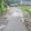 BAHAYA: Beberapa bagian aspal jalang mengelupas dan berlubang di jalan Desa Jatihurip, Kecamatan Sumedang Uta