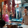PASAR: Sejumlah pedangan di pasar tradisional Tanjungsari yang kini mengalami peningkatan harga yang cukup si