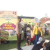 RAMAI: Para pembeli dan pedagang saat bertransaksi kuliner berbuka puasa di Alun-alun Conggeang, kemarin.