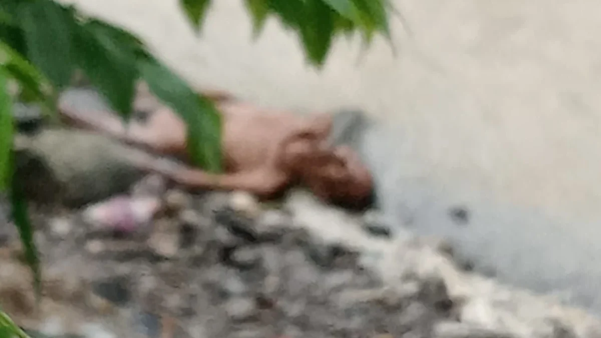 TERLENTANG: Seorang pria lanjut usia ditemukan tak bernyawa di tepi Sungai Cimanuk, baru-baru ini.