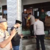 BERCENGKRAMA: Kapolres Sumedang, AKBP Joko Dwi Harsono saat berkunjung ke Ponpes Cikalama Desa Sindangpakuon K