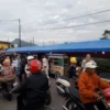 RAMAI: Warga saat membeli makanan menjelang berbuka di ruas jalan Bojong, Kecamatan Sumedang Utara, baru-baru