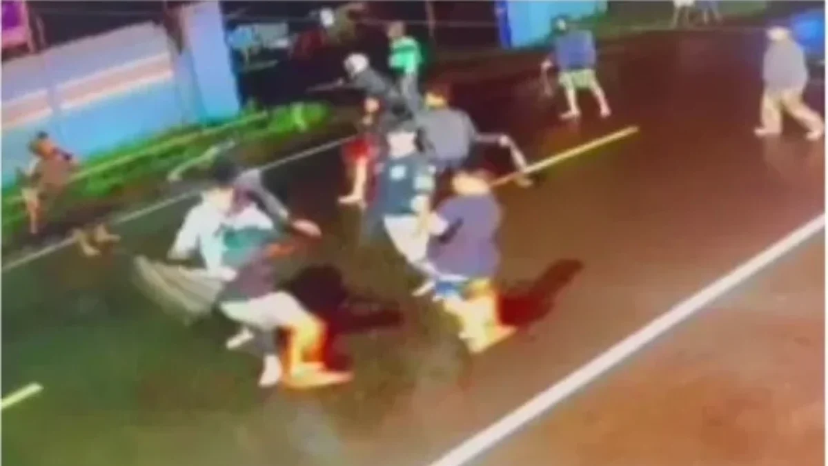 TENGAH MALAM: Sejumlah remaja terlihat saling melemparkan sarung, kejadian terekam kamera CCTV di depan Gudang